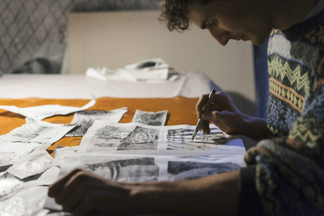 Dibujo de artista masculino en cuaderno de bocetos en el estudio de artistas - foto de stock