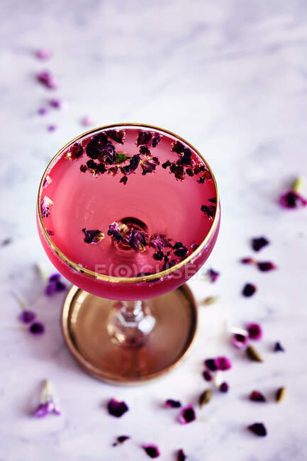 Cocktail tasse de rose, vue surélevée — Photo de stock
