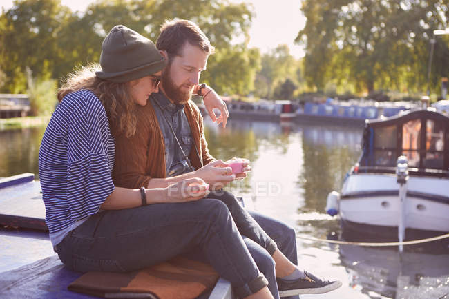 Пара їсть кекси на каналі — стокове фото