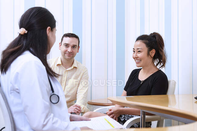 Médecin consultant avec les patients — Photo de stock