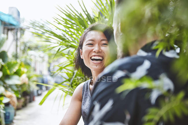Мульти этнические пары смеются вместе в жилом переулке, Шанхайская французская концессия, Шанхай, Китай — стоковое фото