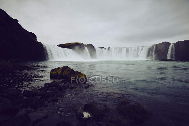 Calmo e pedras na água Cachoeira, Akureyri, Eyjafjardarsysla, Islândia — Fotografia de Stock