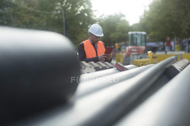 Engenheiro de construção de estradas com dispositivo tablet, Hannover, Alemanha — Fotografia de Stock