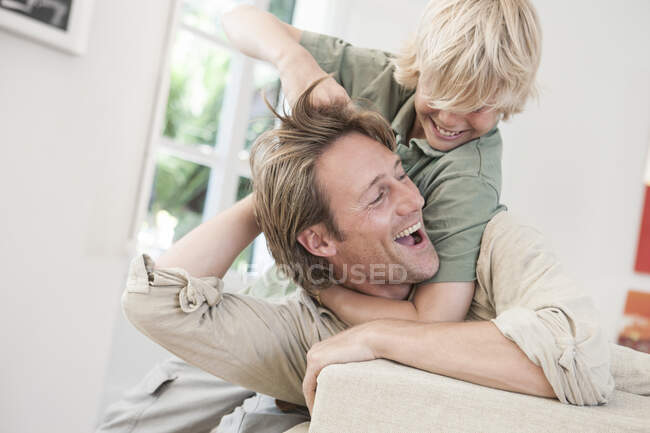 Padre e hijo juegan peleando - foto de stock