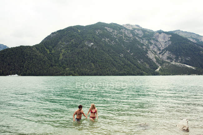 Pareja de cintura profunda en el agua, Achensee, Innsbruck, Tirol, Austria, Europa - foto de stock