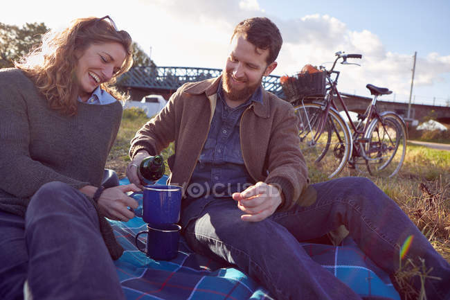 Couple profitant d'une pause café sur les marais — Photo de stock
