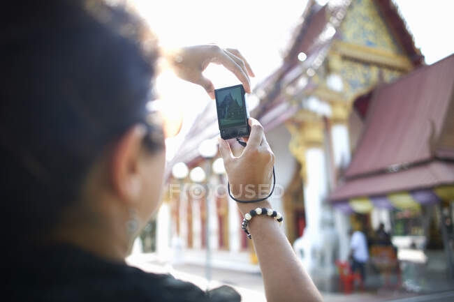 Woman photographing building with smartphone, Bangkok, Krung Thep, Thailand, Asia — Stock Photo