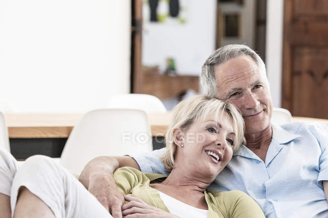 Paar entspannt zusammen auf dem Sofa — Stockfoto