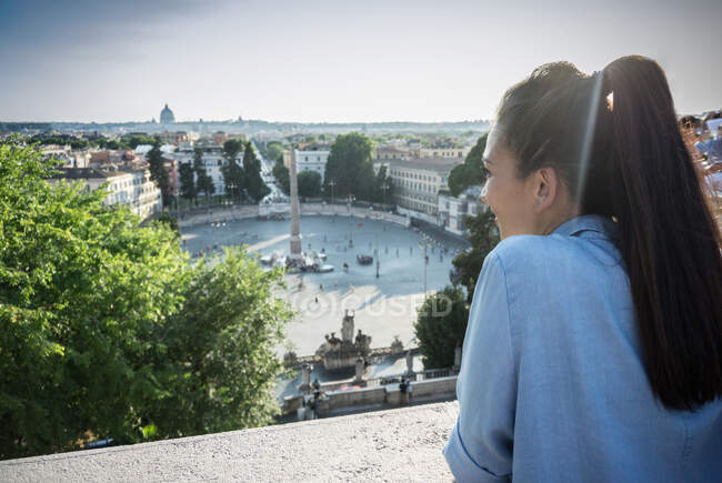 Donna che guarda dall'alto verso la città, Roma, Italia — Foto stock