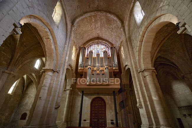 Внутрішня частина королівського абатства Санта-марія-де-побле, вімбоді, каталонія, розпилення, євро — стокове фото