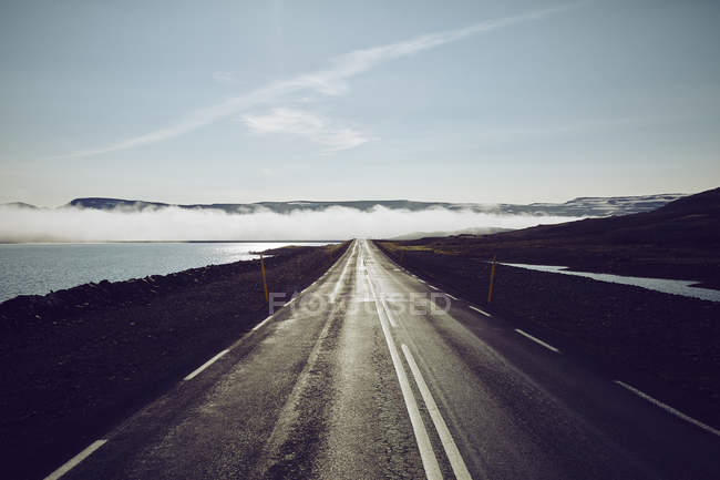 Estrada costeira através de Akureyri, Eyjafjardarsysla, Islândia — Fotografia de Stock