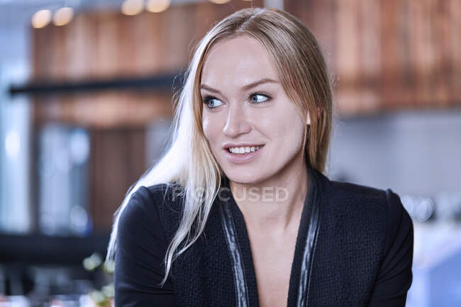 Retrato de mujeres de pelo rubio mirando hacia otro lado sonriendo - foto de stock