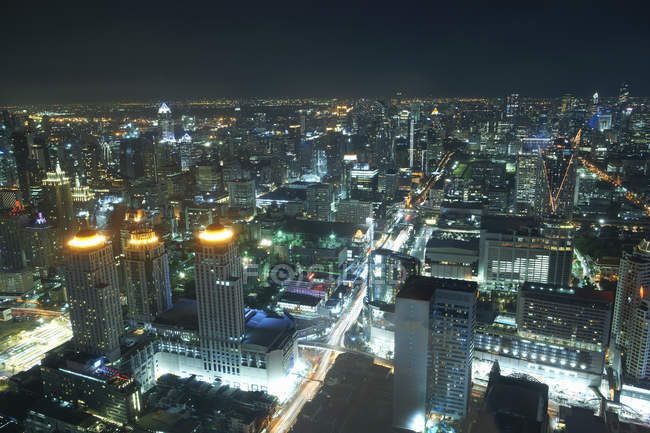 Vista del paisaje urbano nocturno con iluminación y luces, Bangkok, Tailandia - foto de stock
