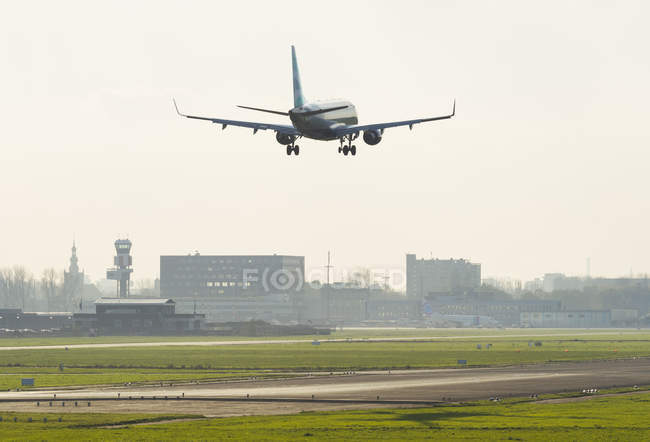 Flugzeug landet auf dem Flughafen von Den Haag, Rotterdam, Südholland, Niederlande, Europa — Stockfoto