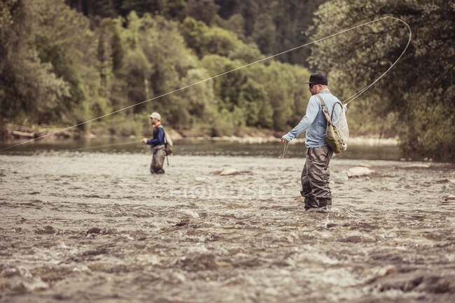 Deux pêcheurs pêchant la cheville au fond de la rivière, Mozirje, Brezovica, Slovénie — Photo de stock