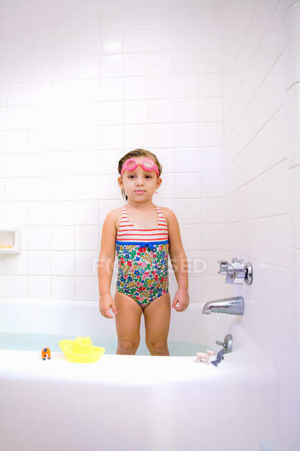 Retrato de menina vestindo óculos de natação em pé no banho — Fotografia de Stock