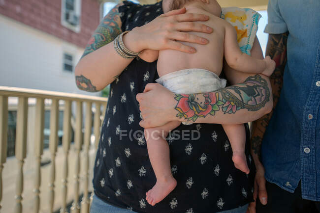Femme avec bébé garçon dans les bras — Photo de stock