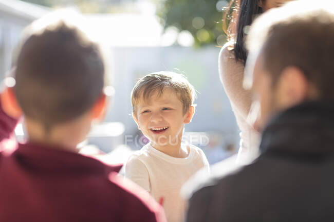 Homem adulto médio com meninos jovens, brincando ao ar livre — Fotografia de Stock