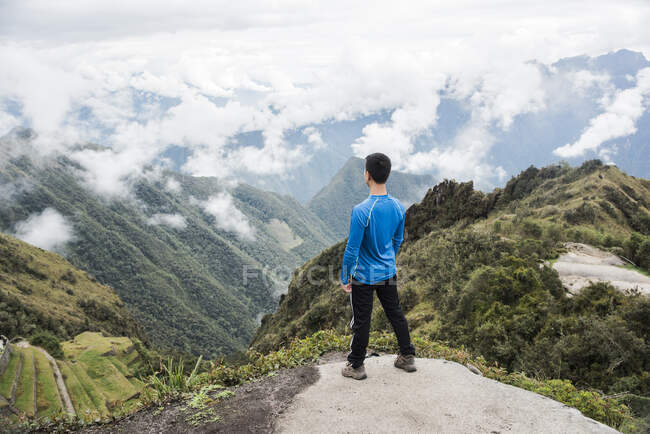 Man looking at view, in rotta verso Machu Picchu attraverso il sentiero Inca, Huanuco, Perù, Sud America — Foto stock