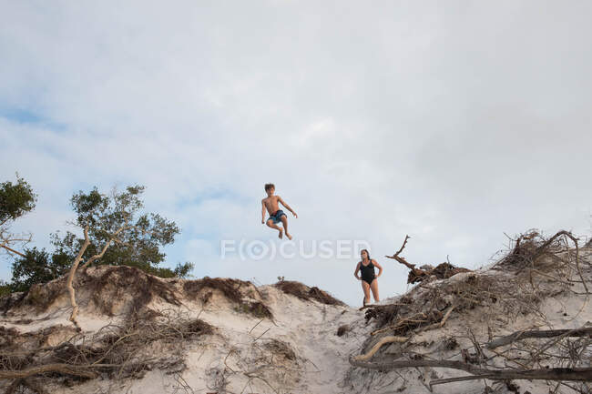 Madre e figlio che si tuffano dalla scogliera, Destin, Florida — Foto stock