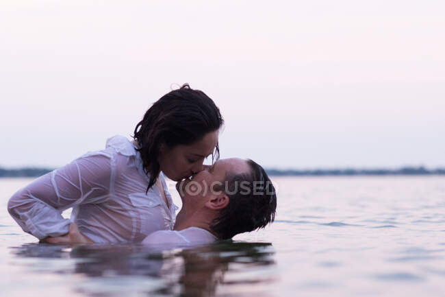 Одягнена пара у водяному поцілунку, Дестін, Флорида, Сполучені Штати Америки. — стокове фото