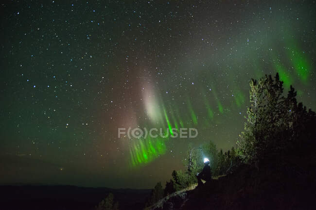 Auroral arc, Nickel Plate Provincial Park, Penticton, Columbia Británica, Canadá - foto de stock