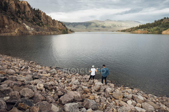 Couple marchant sur des rochers à côté du réservoir Dillon, vue surélevée, Silverthorne, Colorado, USA — Photo de stock
