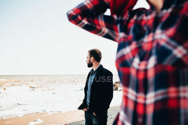 Взрослый мужчина с подругой, выглядывающий с пляжа, Одесская область, Украина — стоковое фото
