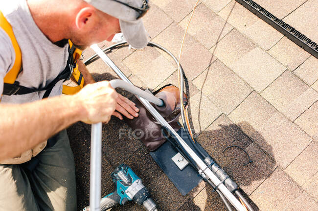 Arbeiter, der Sonnenkollektoren auf dem Dach des Hauses installiert, erhöhte Aussicht, Nahaufnahme — Stockfoto
