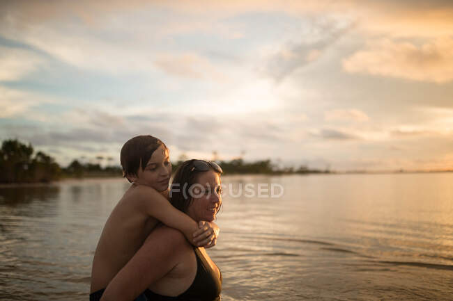 Madre e hijo de pie junto al mar, Destin, Florida - foto de stock