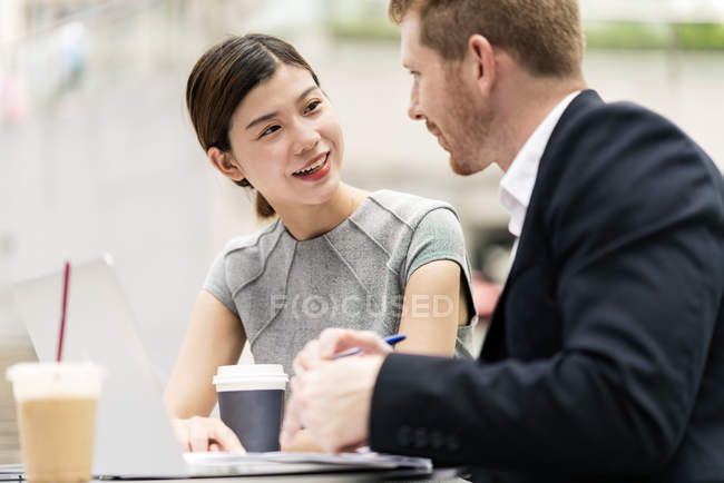 Colleagues having discussion at sidewalk cafe — Stock Photo