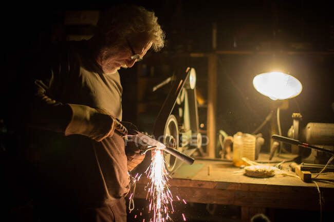Mann benutzt Schweißgerät in Werkstatt — Stockfoto