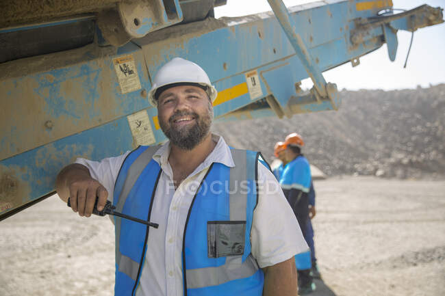 Cidade do Cabo, África do Sul, empregado que trabalha na pedreira vestindo roupas de proteção — Fotografia de Stock