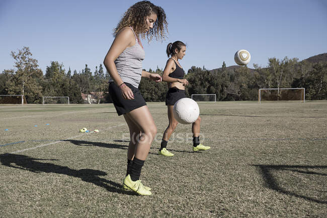 Donne di campo da calcio giocare a calcio — Foto stock
