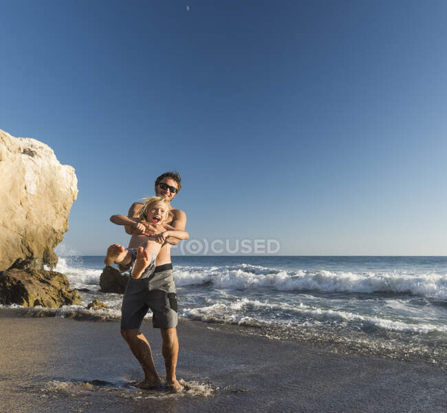 Brüder spielen am Strand von El Matador, Malibu, USA — Stockfoto