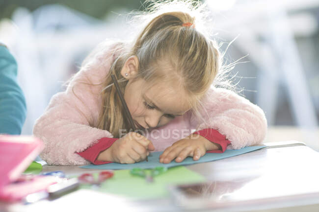 Cape Town, South Africa, little girl colouring at school — Stock Photo