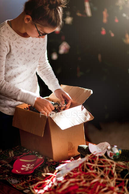 Porträt eines Mädchens, das Weihnachtsdekorationen aufstellt — Stockfoto