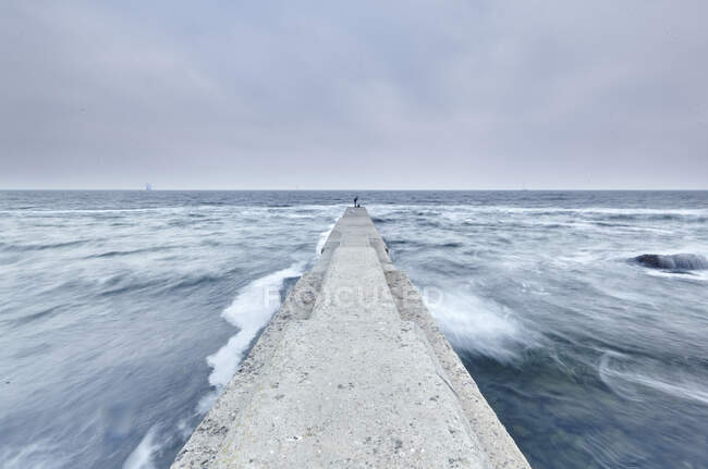 Pessoa em distância no cais de concreto, Odessa, Oblast de Odeska, Ucrânia, Europa — Fotografia de Stock