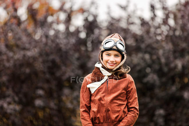Retrato de menina vestindo traje piloto para Halloween no parque — Fotografia de Stock