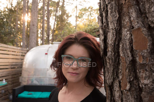 Porträt einer Brillenträgerin, die in die Kamera blickt — Stockfoto
