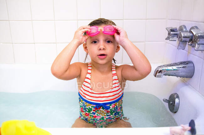 Porträt eines Mädchens mit Schwimmbrille in der Badewanne — Stockfoto