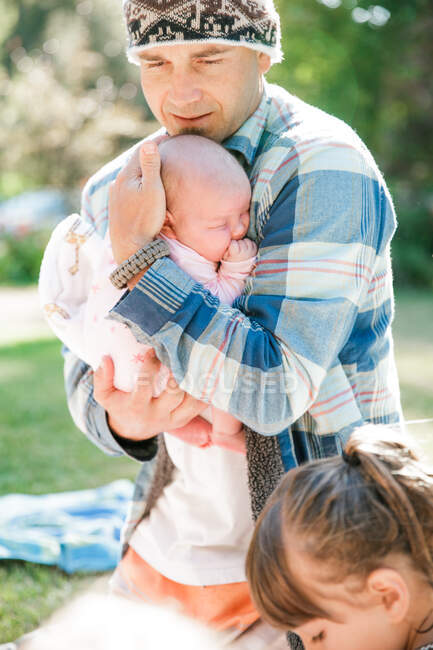 Padre sosteniendo bebé niña - foto de stock