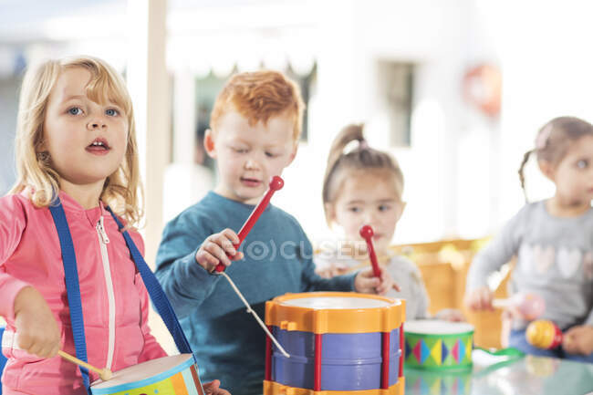 Ciudad del Cabo, Sudáfrica, niños tocando la batería de juguete en la escuela - foto de stock