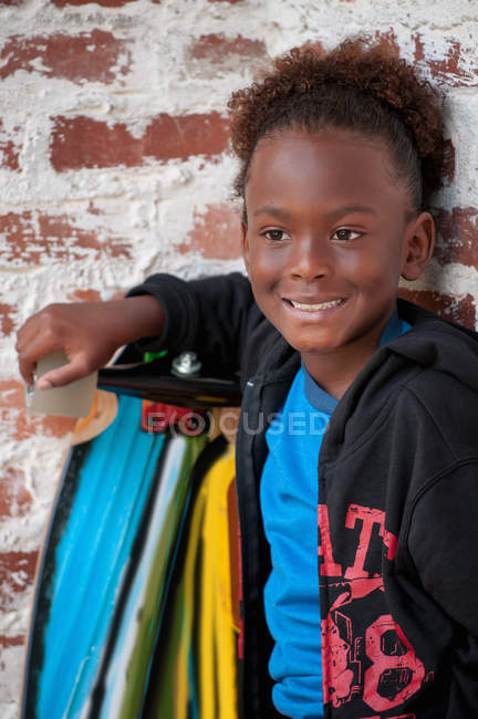 Портрет хлопчика на відкритому повітрі, що тримає скейтборд — стокове фото