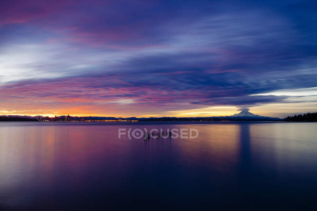 Puget Sound ao pôr-do-sol, Bainbridge, Washington, EUA — Fotografia de Stock