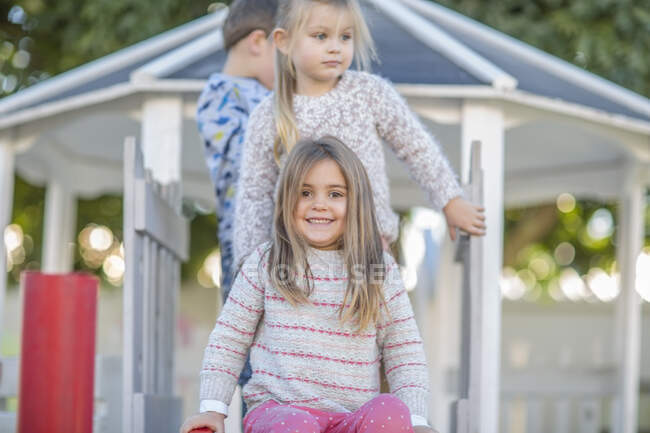 Ciudad del Cabo, Sudáfrica, niños juntos en el parque infantil - foto de stock