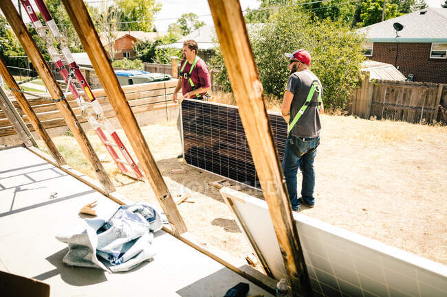 Працівники готуються встановлювати сонячні панелі — стокове фото