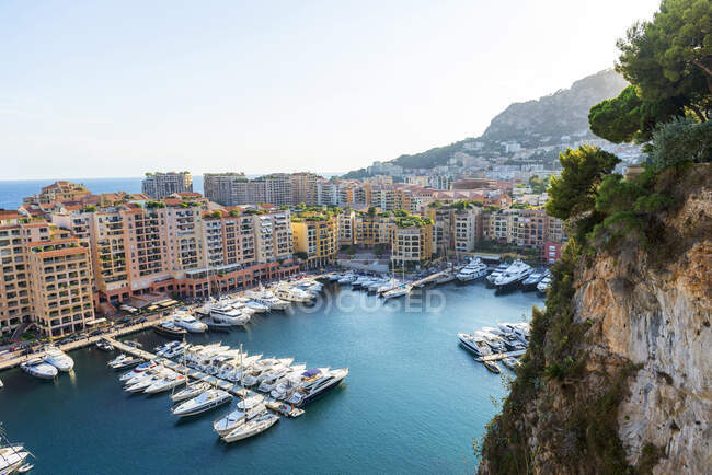 Paysage côtier avec les gratte-ciels et port de plaisance, Monaco — Photo de stock