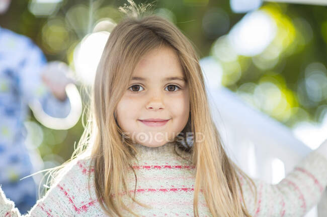 Дівчина в дошкільному віці, портрет на скелелазіння в саду — стокове фото