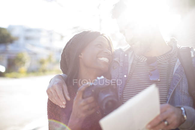 Mann und Frau mit Digitalkamera im Freien — Stockfoto